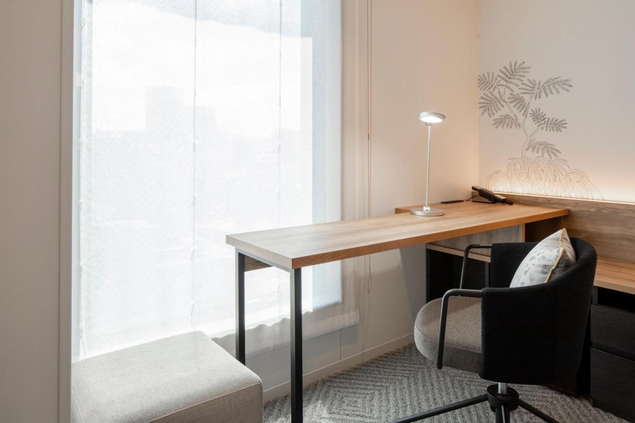 Comfort Double Room Desk