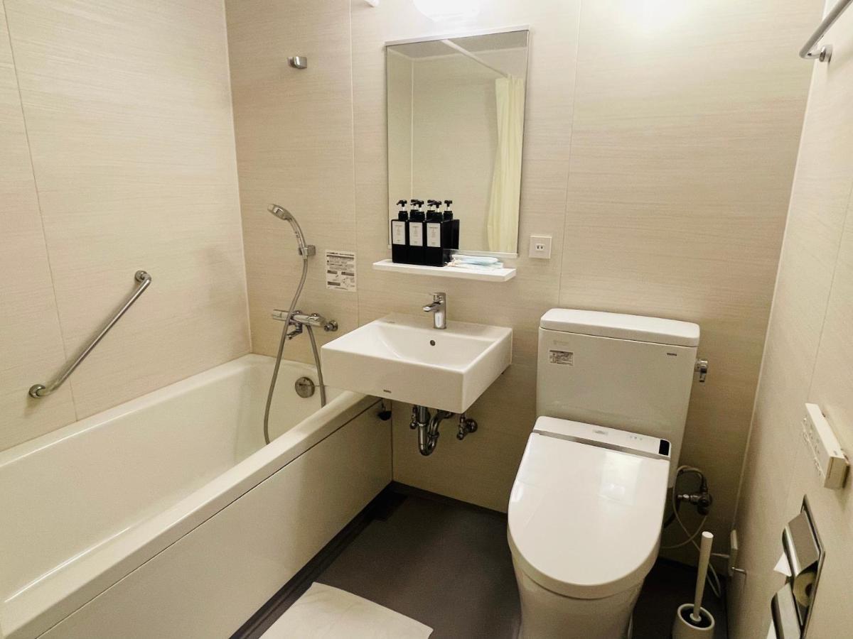 Family Room Private Bathroom,1293458872:JPEG