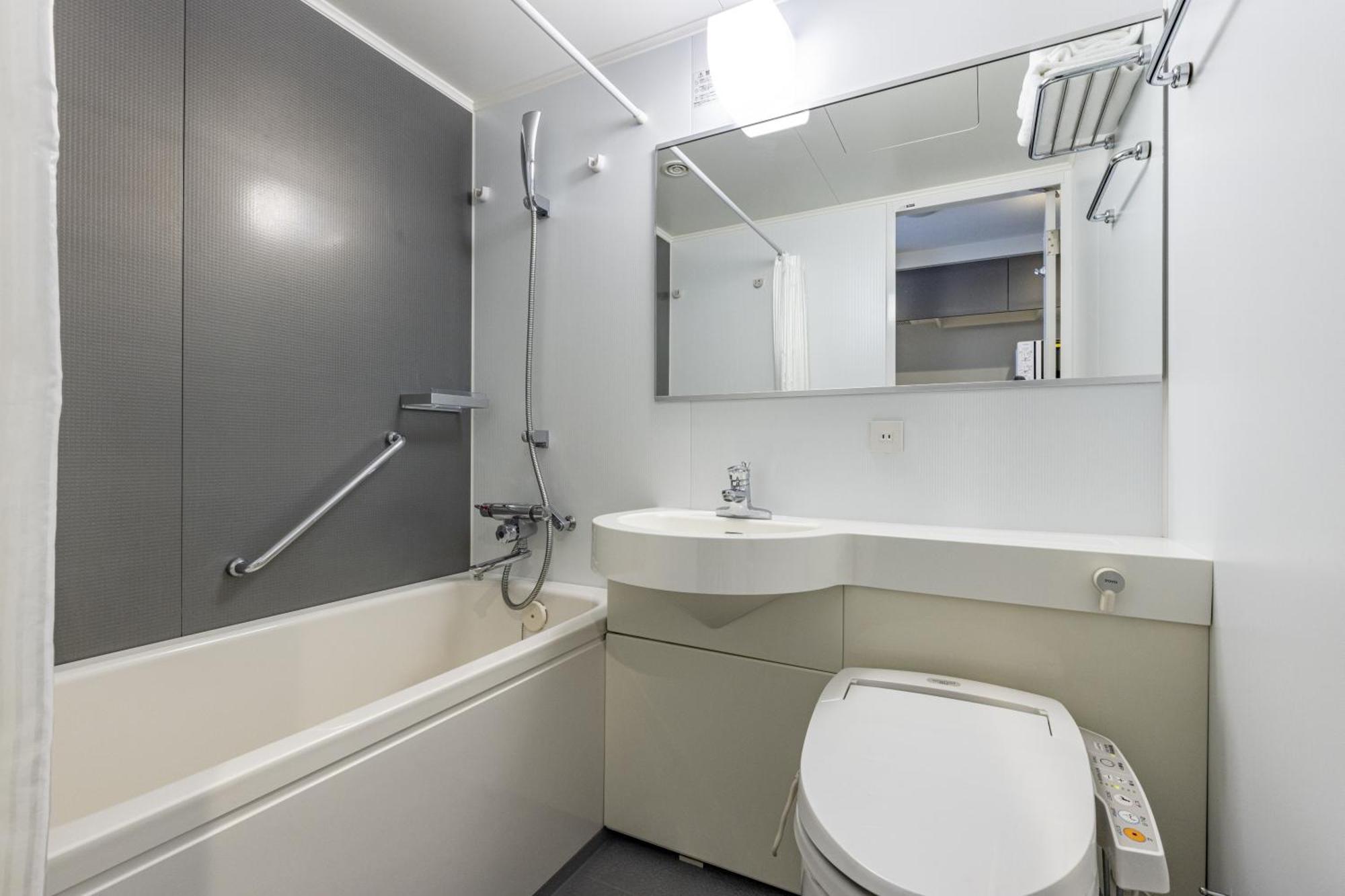 Habitación Doble Moderate con cama de 140 cm y lavadora-secadora en la habitación. Para 1-2 adultos