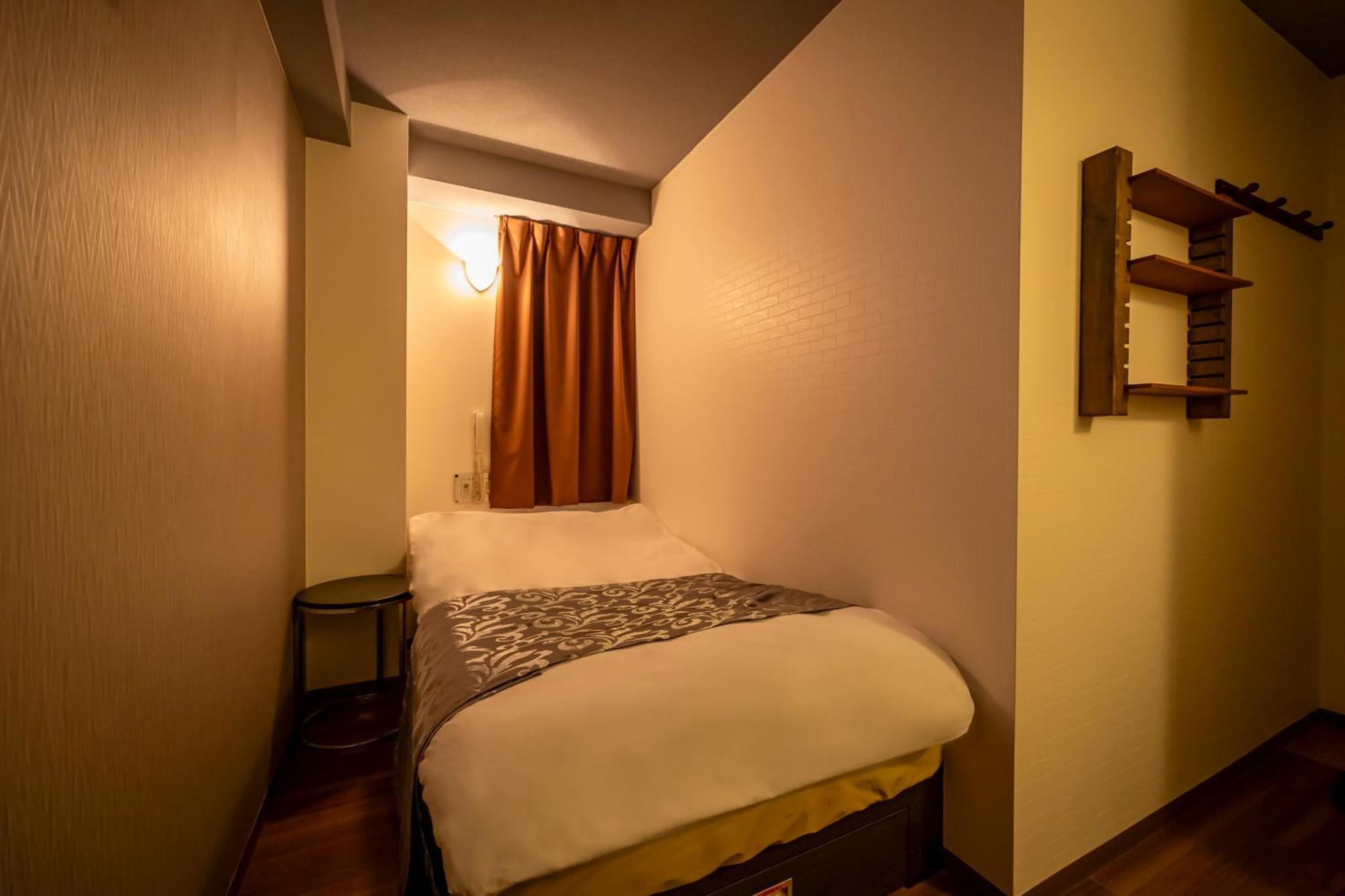 Small Double Room Late Check at 2200,1584736622:JPEG