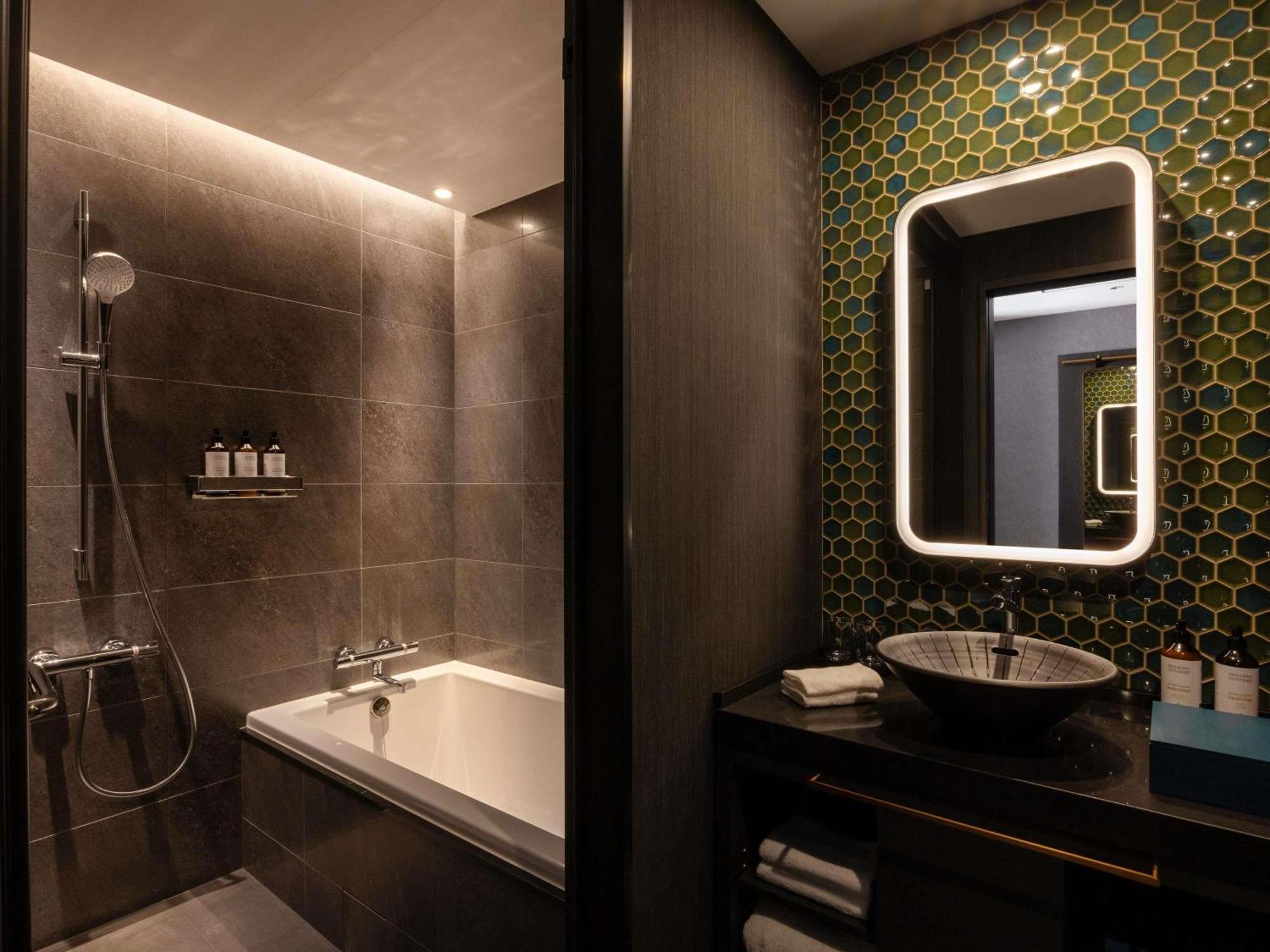 Superior Room One King Bed Bathtub Non Smoking,1739830098:JPEG
