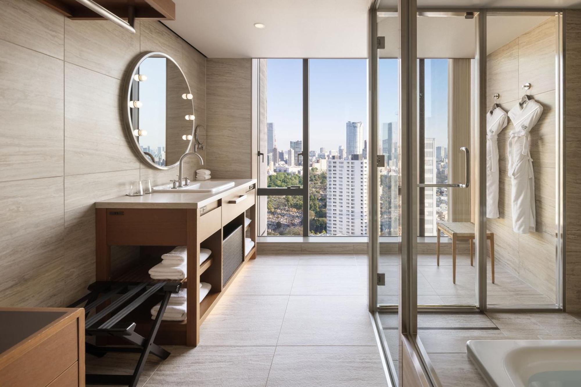 Deluxe King Room City View
