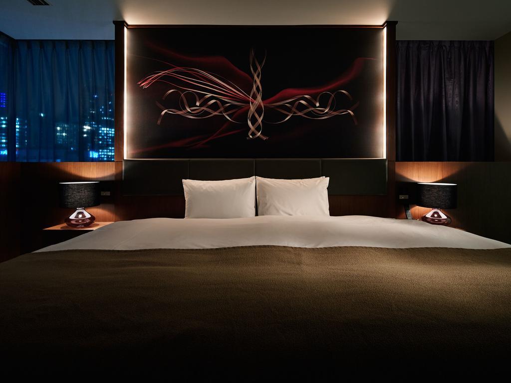 Suite Selected at Check,215995904:JPEG