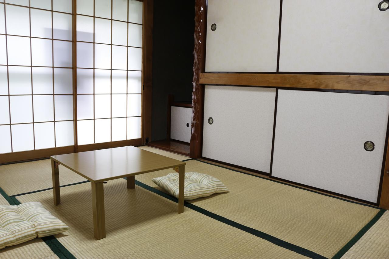 Three-Bedroom House,739242172:JPEG