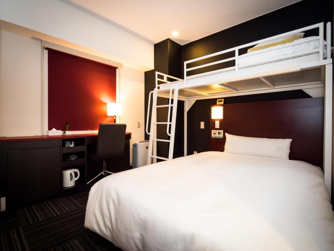 Kamer met een tweepersoonsbed en een stapelbed - Rookvrij
