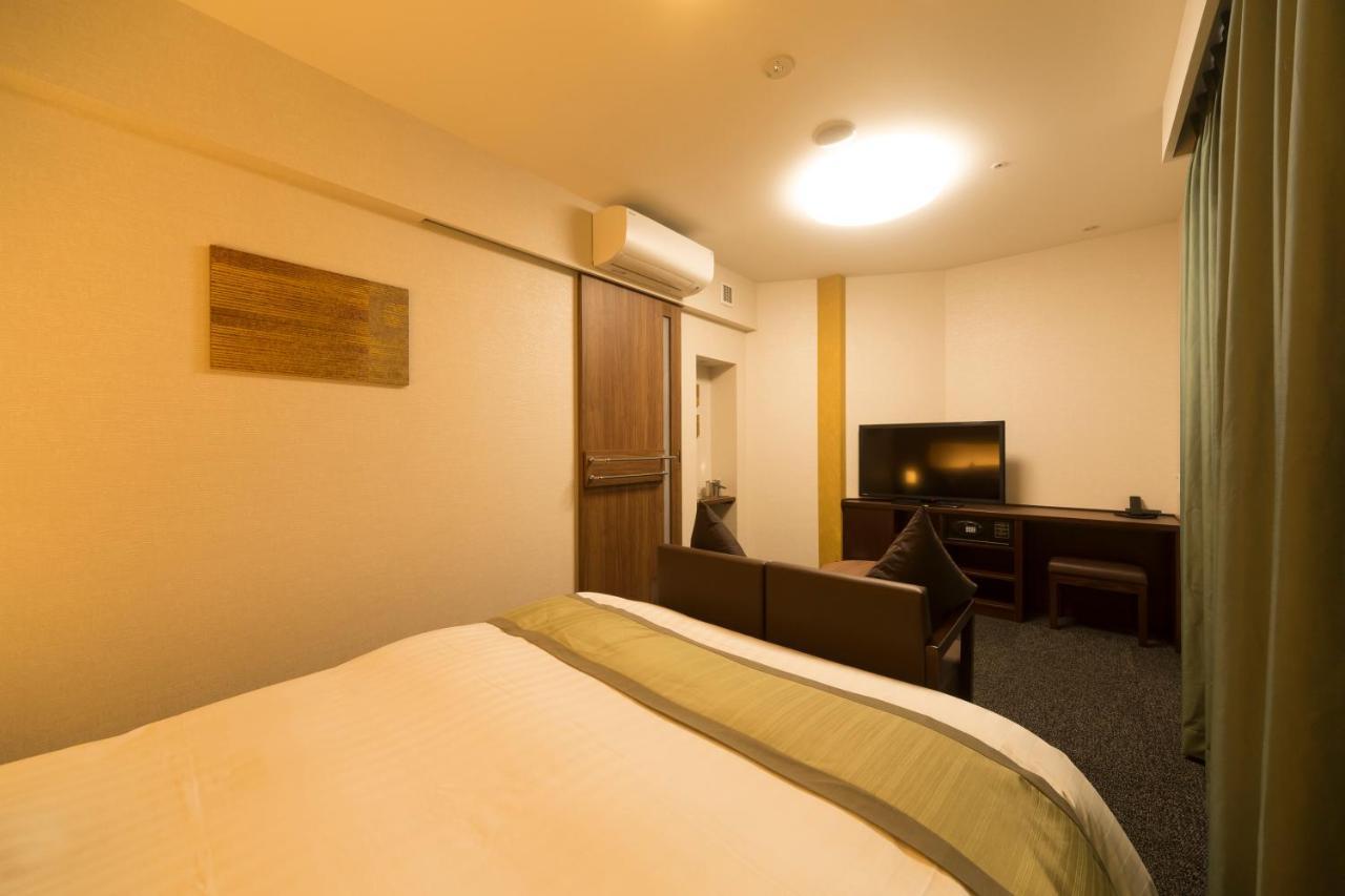 Non-Smoking Queen Room, check-in from 15:00 / check-out until 13:00 (22-hour stay)
